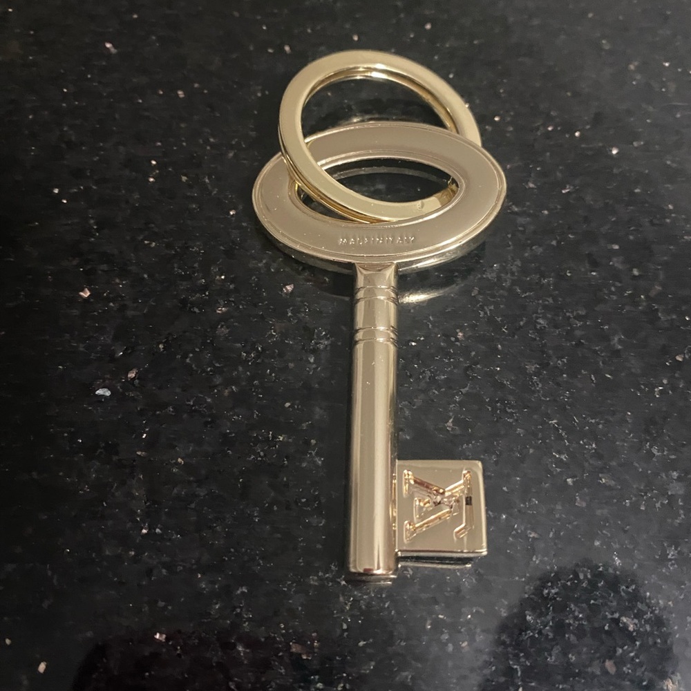 Gold Key-Shaped Keychain - Picture 2 of 3